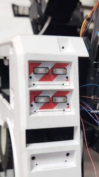 Preview: 4 Adapterplatten für 8 Heckblitzer (Art. MN-FL-VOL-001) Volvo Bergefahrzeug